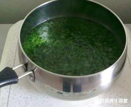 宝宝红疹用艾叶水洗澡的方法