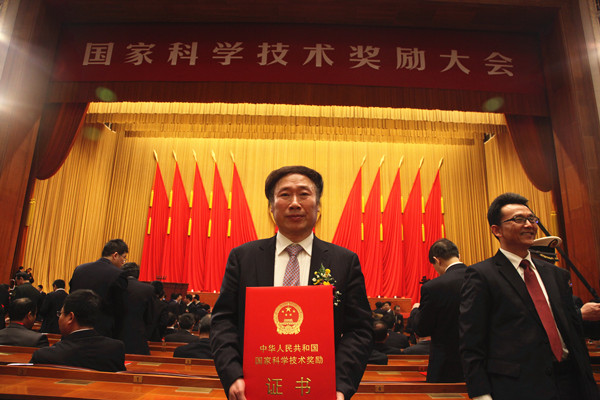 吴焕淦获国家科技进步二等奖,人民大会堂颁奖